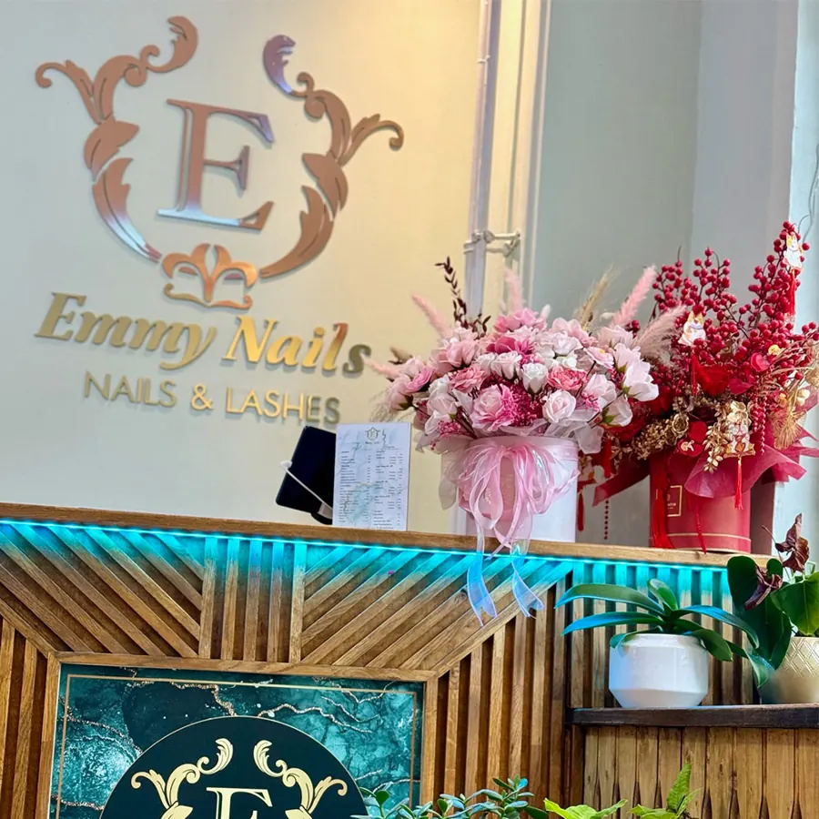 Empfang von Emmy Nails mit goldenem Logo und Blumen
